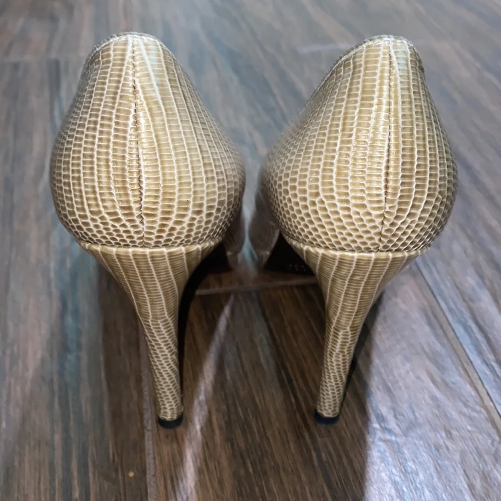 Stuart Weitzman snake embossed patent leather almost round toe pumps heels 8.5m
